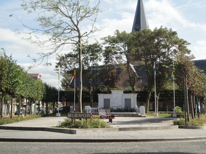 wenduine heldenplein aan de kerk augustus 2011